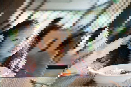 cara menghadapi anak yang makannya lambat