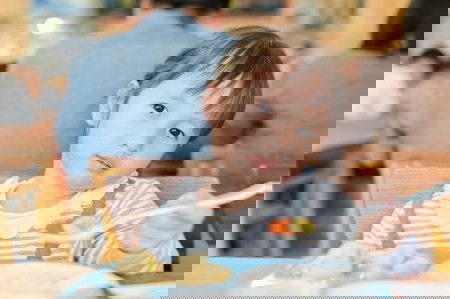 cara menghadapi anak yang makannya lambat