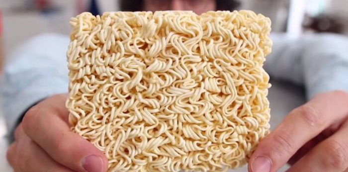 Awas, Ini 5 Bahaya Makan Mie Instan dalam Kondisi Mentah