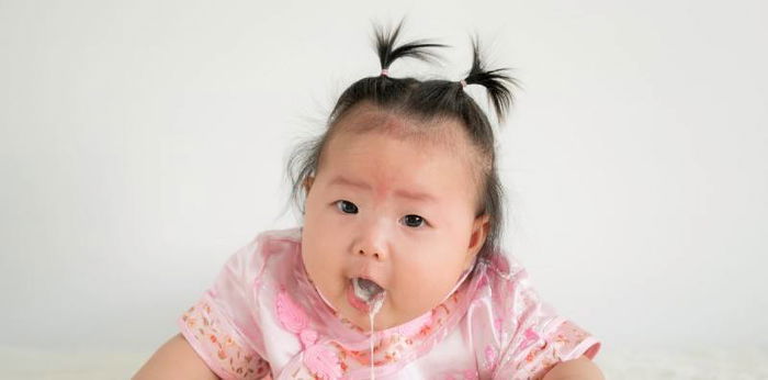 17 Penyebab Bayi Muntah Setelah Makan MPASI dan Cara Mengatasinya