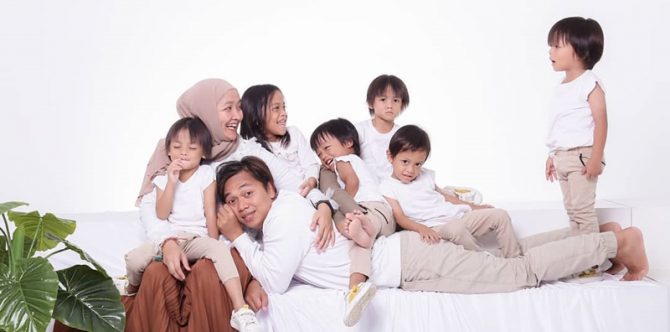 Sang Ibu Sempat Kewalahan Merawatnya, Inilah Suka Duka Keluarga Kembar Lima AIUEO