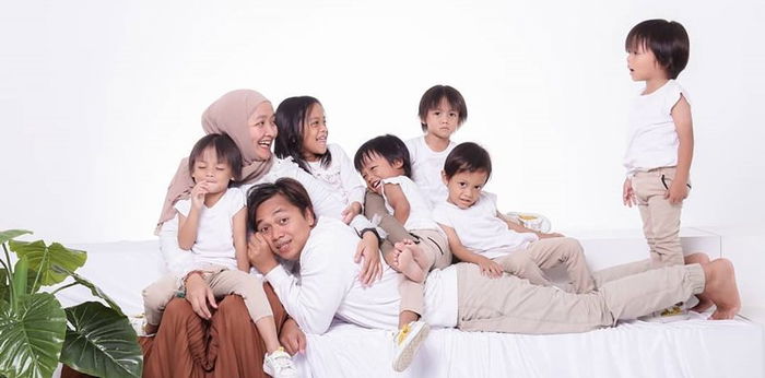 Sang Ibu Sempat Kewalahan Merawatnya, Inilah Suka Duka Keluarga Kembar Lima AIUEO
