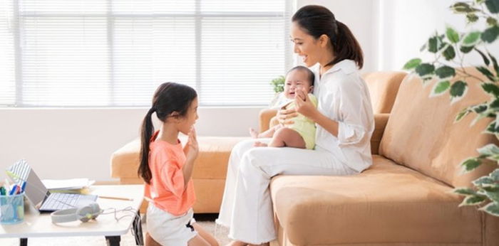 Antara Full Time Mom dan Working Mom, Keduanya Punya Plus Minus