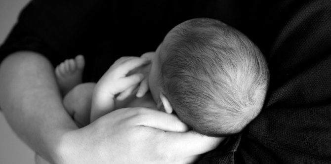 Seorang Ibu Syok karena Mendadak Melahirkan Tanpa Hamil, Begini Penjelasan Medisnya