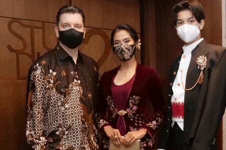 Pantang Tua, 8 Artis Ini Sudah Memiliki Anak Remaja