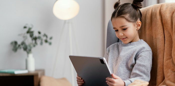 Si Kecil Sudah Aktif Main Medsos? Waspada Risiko Berikut Ini Menurut Psikolog!