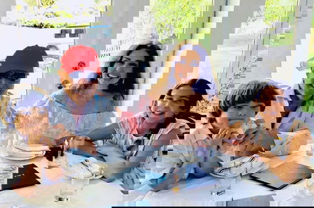 7 Potret Thalia Pemeran Rosalinda di Usia 50 Tahun, Memesona dan Awet Muda!