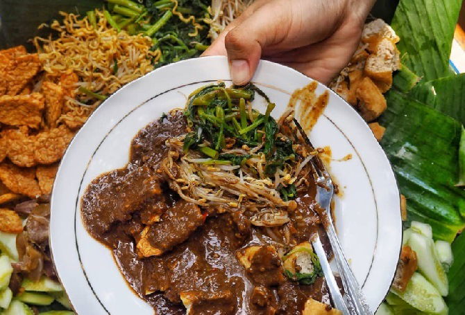Rujak cingur khas Surabaya dengan irisan cingur sapi, buah-buahan segar, dan saus petis yang menggugah selera