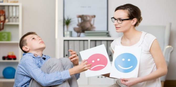 10 Pola Asuh Anak Autisme yang Perlu Parents Perhatikan