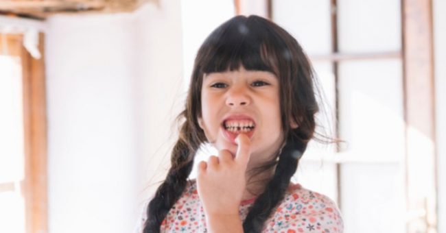 Cara Mencabut Gigi Sendiri di Rumah, Perhatikan Saat Membantu Si Kecil