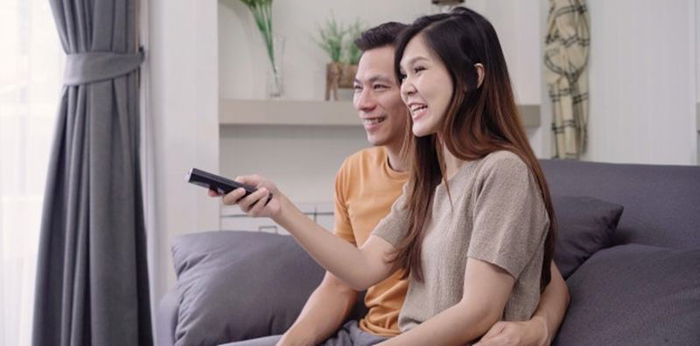 12 Rekomendasi Film Romantis untuk Parents Nikmati Sambil Bersantai, Bikin Baper!