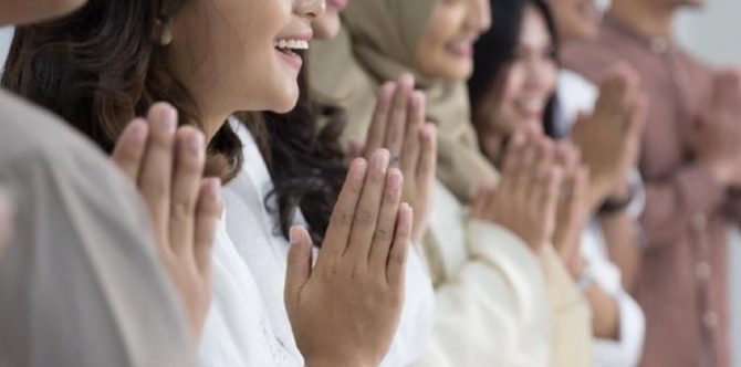 Sungkem kepada Orang Tua saat Lebaran, Bagaimana Menurut Pandangan Islam?