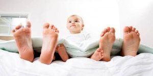 Bercinta di Depan Bayi, Salahkah Parents Melakukannya?