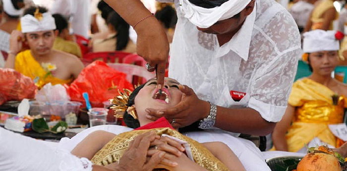 Mengenal Tradisi Masyarakat Bali Jelang Dewasa dengan Potong Gigi
