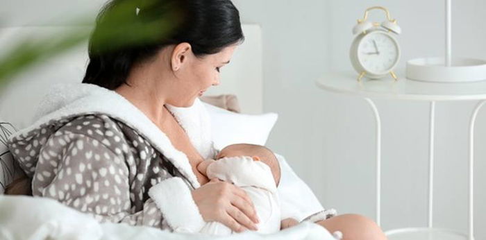 Bayi Tertidur Saat Menyusu, Perlu Dibangunkan atau Tidak?