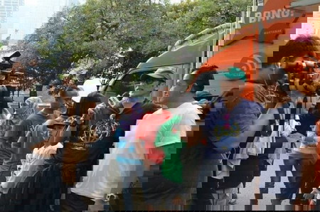 artis berjualan kaki lima