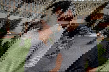 Bikin Meleleh, Aksi Darius Sinathrya Tatap Mesra sang Istri yang Tertidur Pulas