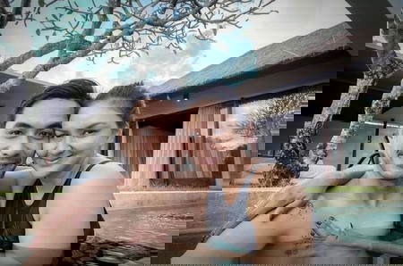 Bikin Meleleh, Aksi Darius Sinathrya Tatap Mesra sang Istri yang Tertidur Pulas