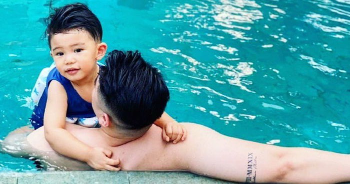 7 Foto Kebersamaan Chef Arnold dengan Putranya yang Semakin Besar