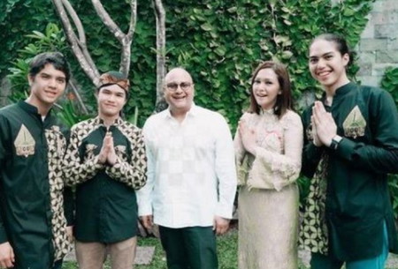 Irwan Mussry bersama anak-anak Maia dan Ahmad Dhani