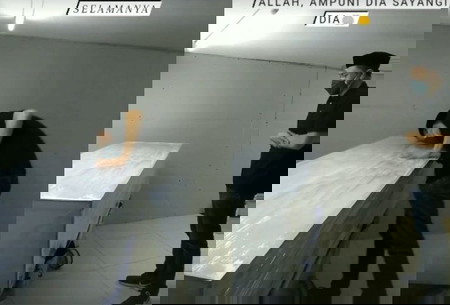 Chico Hakim salati jenazah istri