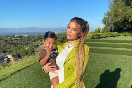 8 Potret Stormi Jenner di Usia Batita, Menggemaskan!
