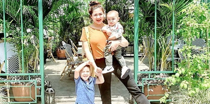 8 Potret Vicky Shu Momong Anak, dari Pakai Kain Jarik Sampai Stroller!