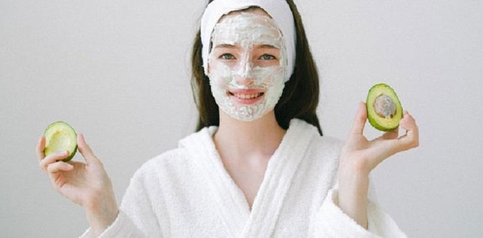 8 Masker untuk Kulit Berminyak, Hanya Gunakan 2-4 Bahan Saja!