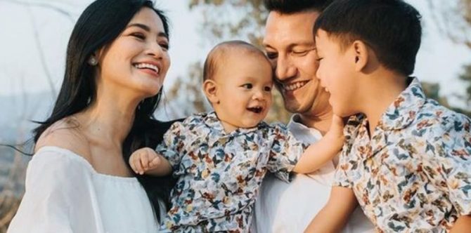 Jodoh Tak Ke Mana, 5 Pasangan Selebriti Ini Menikah dengan Cinta Pertama!
