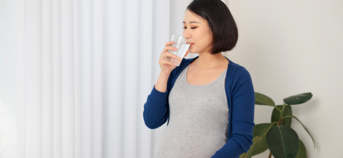 Bunda Sedang Hamil? Yuk Ketahui Aturan Minum Air Putih untuk Ibu Hamil
