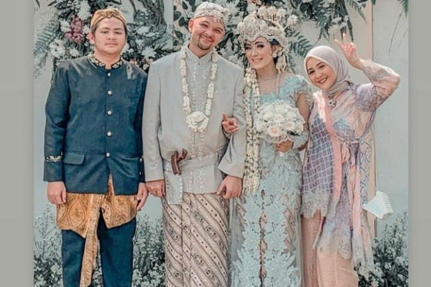 ibu sambung kesha ratuliu