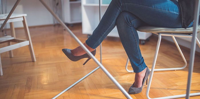 5 Kepribadian Perempuan yang Gemar Duduk Menyilangkan Kaki, Anda yang Mana?