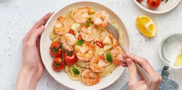 Cek Fakta, Benarkah Makan Udang dan Vitamin C Tidak Diperbolehkan?