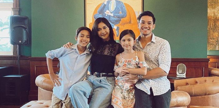 7 Foto Keluarga Nana Mirdad yang Hidup Bahagia di Bali