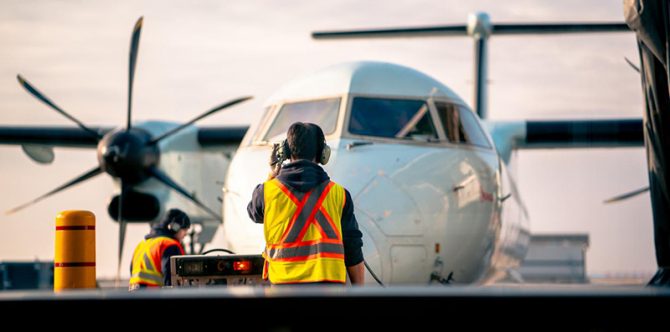 Gaji Tukang Parkir Pesawat Terbaru 2022, Kira-kira Berapa Ya?