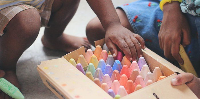 Optimalkan Kerja Otak Bayi, Ini Manfaat dan Jenis Sensory Play sesuai Usia