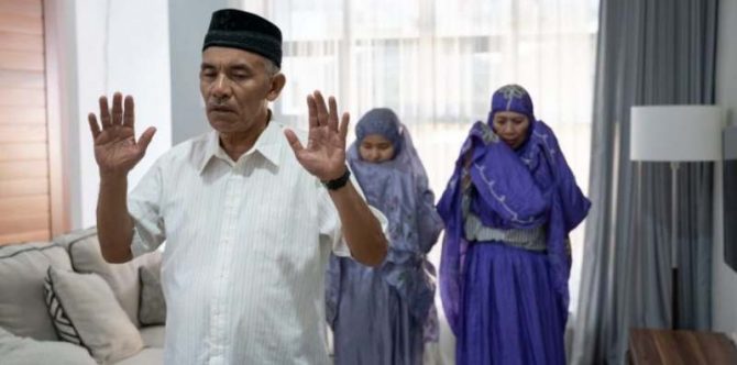 6 Syarat Menjadi Imam Salat, Hukum, dan Keutamaannya