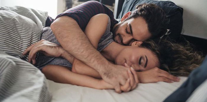 Ini 5 Manfaat Spooning, Tidur Makin Nyenyak & Mesra dengan Pasangan