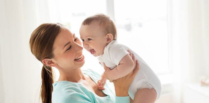 15 Cara Membuat Bayi Tertawa: Peekaboo, Ciuman Hidung, hingga Tiup Pusar