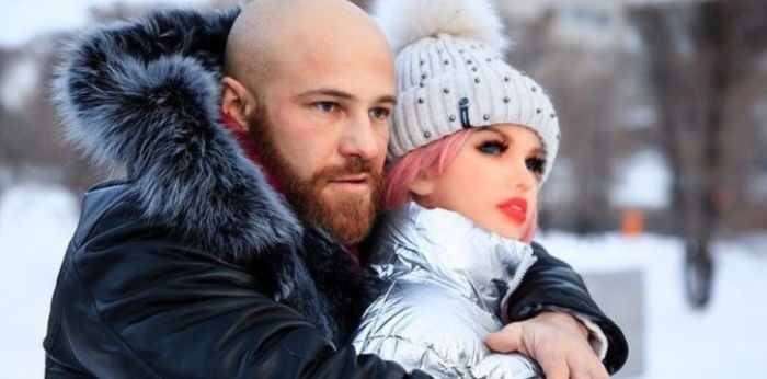 Kisah Unik Pria Jatuh Cinta pada Asbak Setelah Sempat Nikahi Boneka Seks