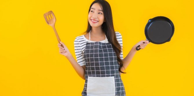 5 Rekomendasi Apron Masak di 2023, Nyaman Beraktivitas di Dapur