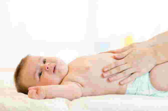 ilustrasi bayi dipakaikan minyak telon setelah mandi