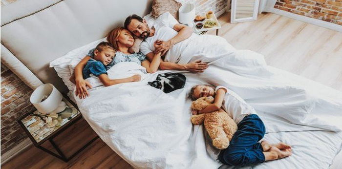 5 Ciri yang Menggambarkan Orang Tua Pilih Kasih, Parents Salah Satunya?