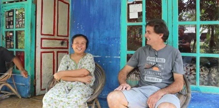 Menetap di Indonesia, Ini Kisah Bule Swiss yang Jadi Penjual Ikan di Pangandaran