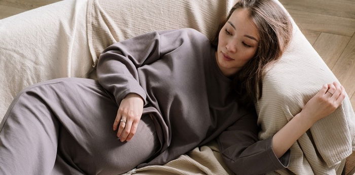 Bolehkah Ibu Hamil Duduk di Lantai Tanpa Alas? Ini Penjelasan Dokter