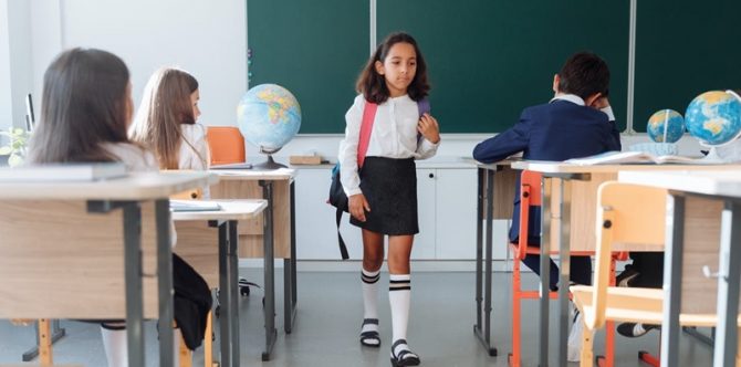 7 Cara Mengatasi Anak Pemalu di Sekolah agar Lebih Percaya Diri