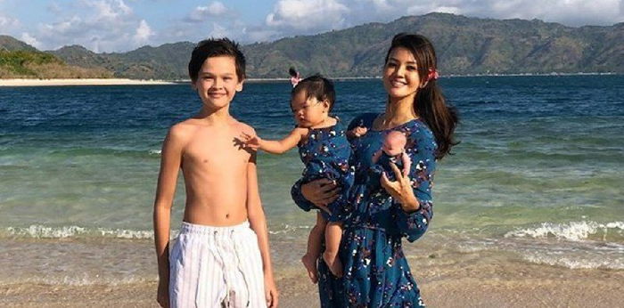 6 Potret Kebersamaan Anak Farah Quinn, Kompak dan Menggemaskan!