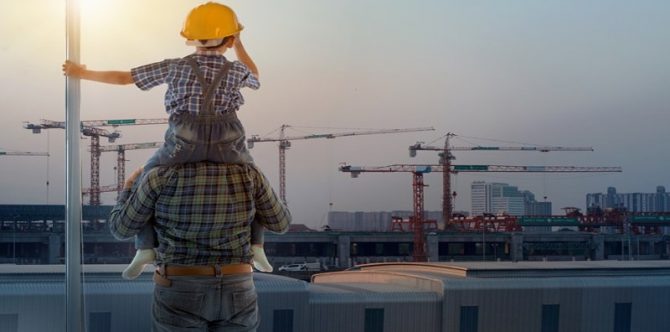 Inspirasi untuk Semua, Kisah Seorang Ayah Tetap Bekerja Meski Alami Patah Tulang