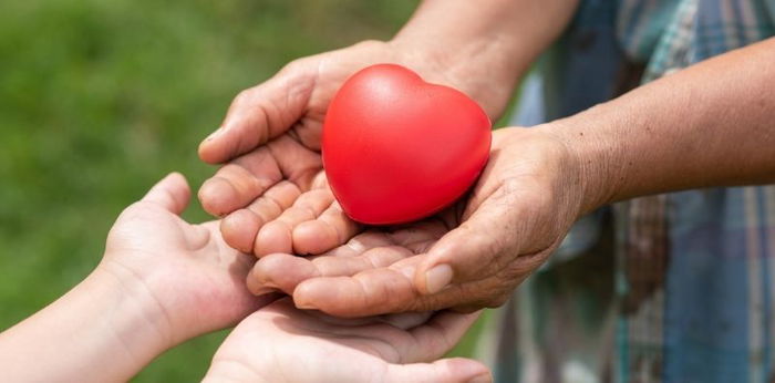 7 Cara Mengajarkan Anak Bersedekah yang Bisa Dilakukan Sejak Dini