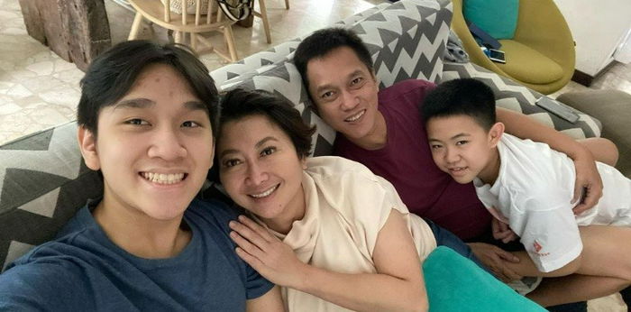 Bisa Jadi Panutan, 8 Potret Keluarga Indy Barends yang Kompak dan Penuh Toleransi